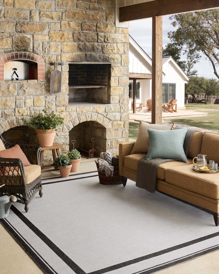The Rug Corner Loloi II Easton Onyx / Ivory